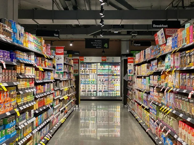 Een supermarkt vol producten